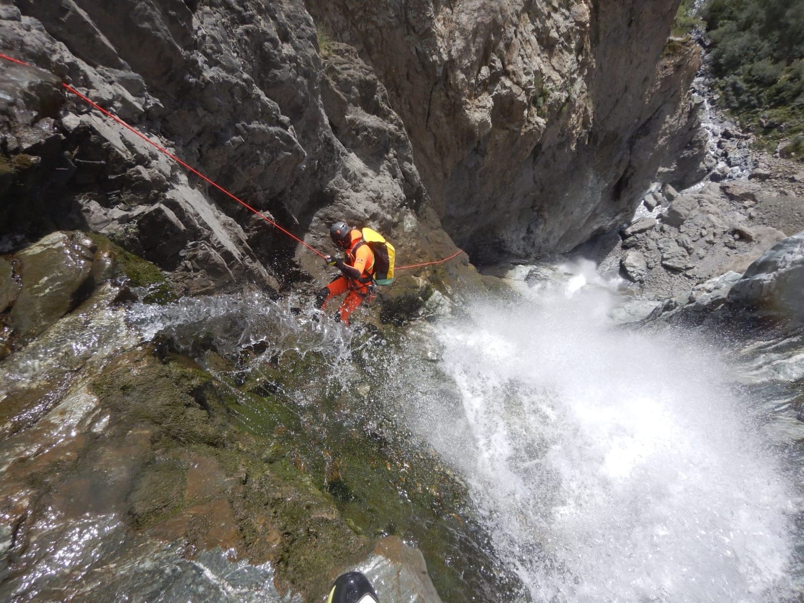 High-pressure rappel in the Clue d'Amen, committing canyon in the Mercantour