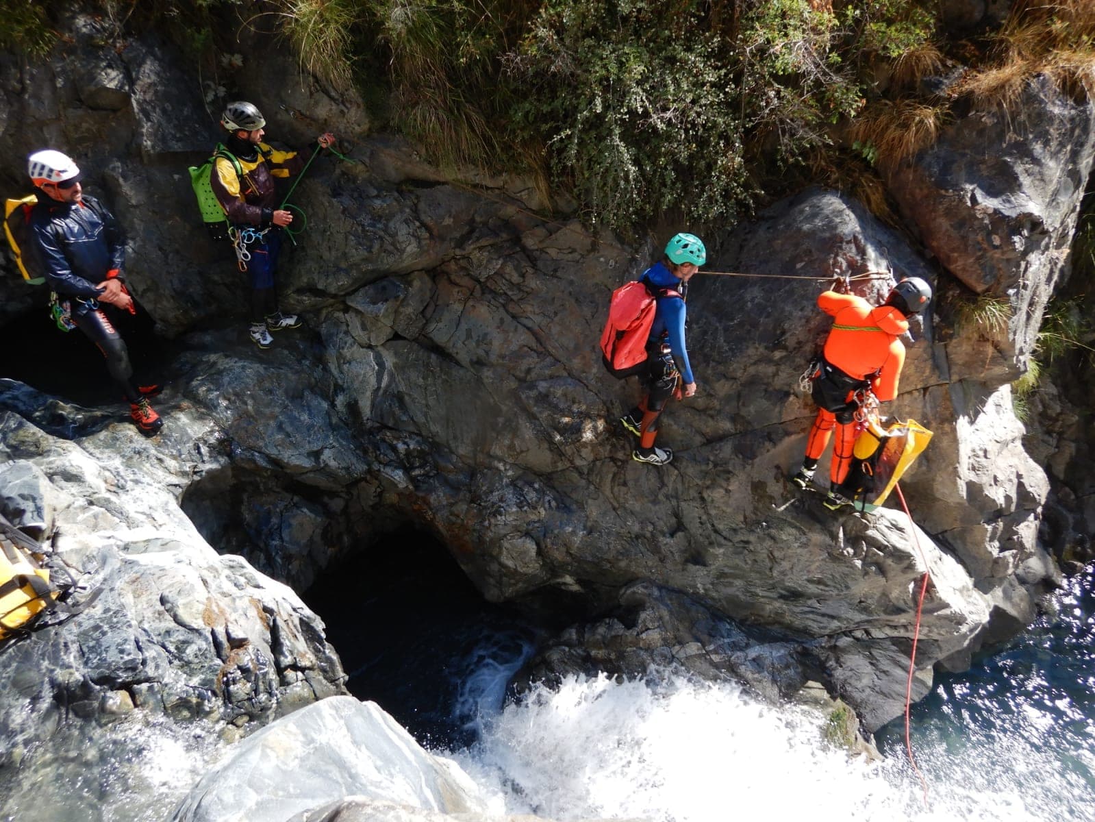 Gruppo in progressione tecnica nel Canyon de la Blache, Alte Alpi