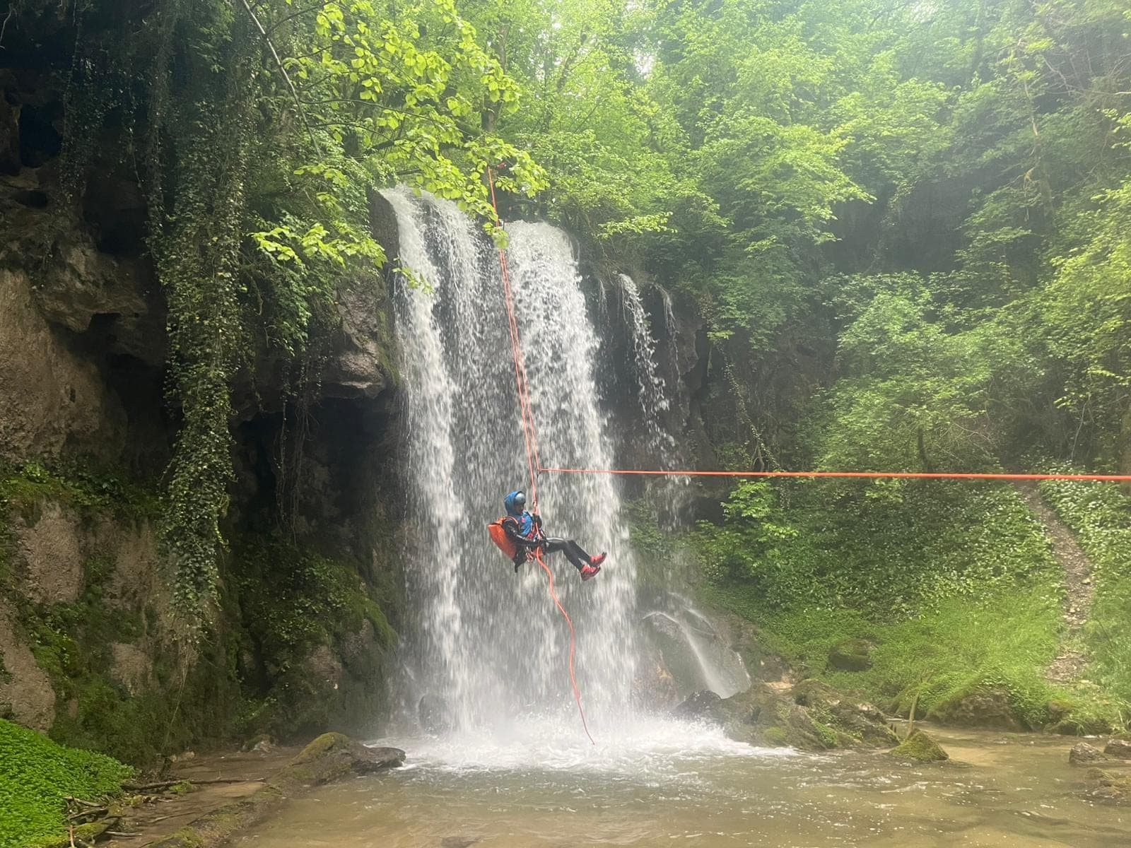 Grand rappel dans une cascade emblématique, canyon Cascades de Costeplane