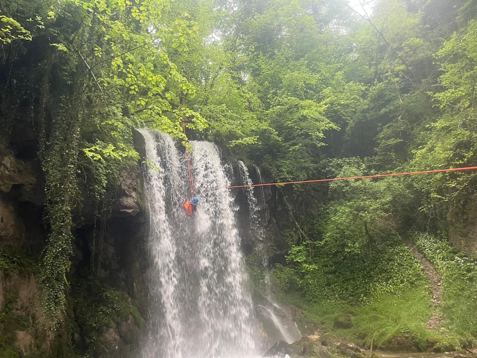 Cascata spettacolare nel Canyon de la Lance, Mercantour